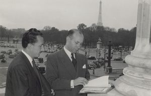 Henri Caillavet sur la loggia de son bureau de l’Hôtel de la Marine